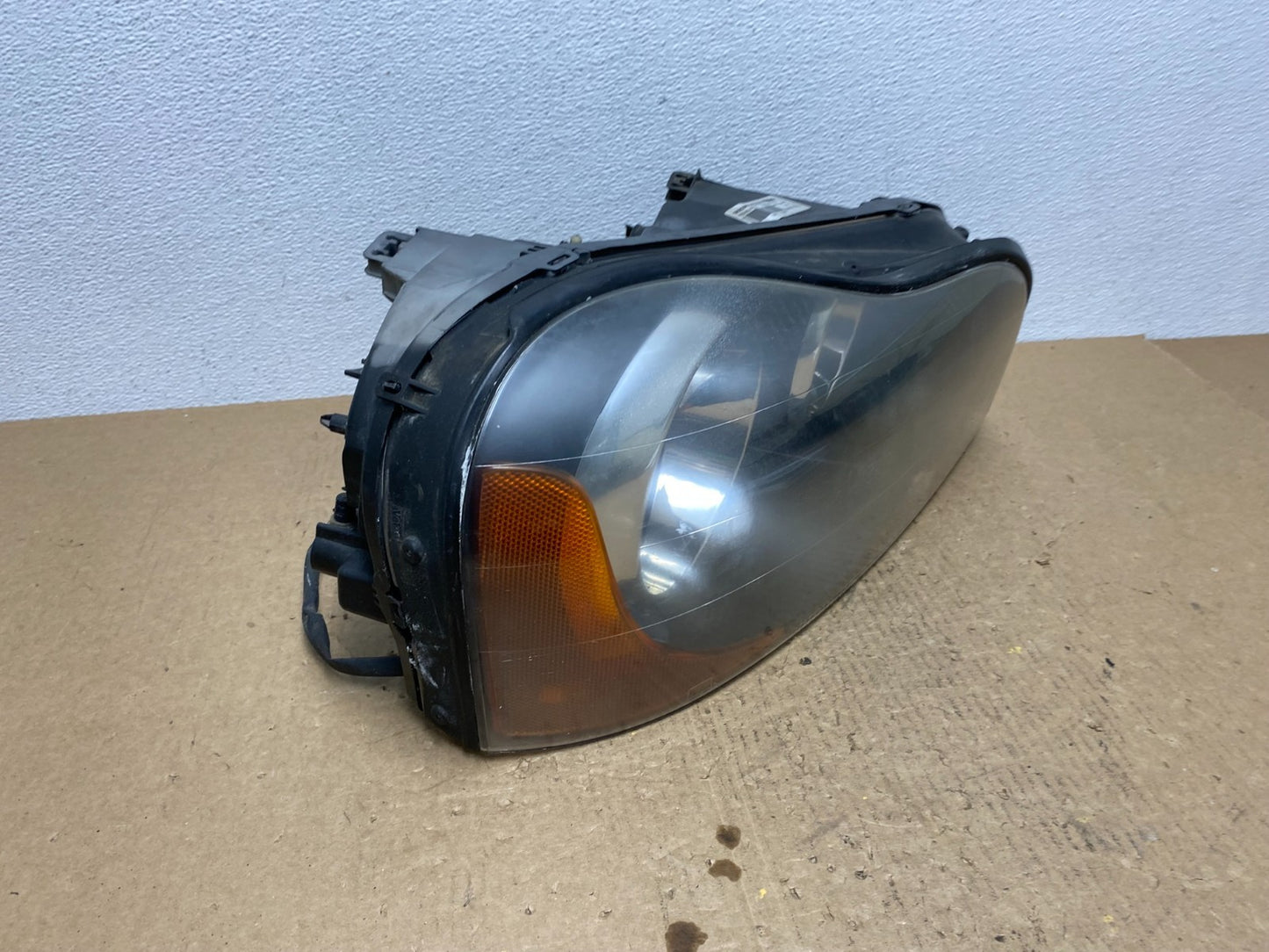 2003 to 2006 Volvo XC90 Right Passenger Rh Side Headlight Halogen AC1582 DW2