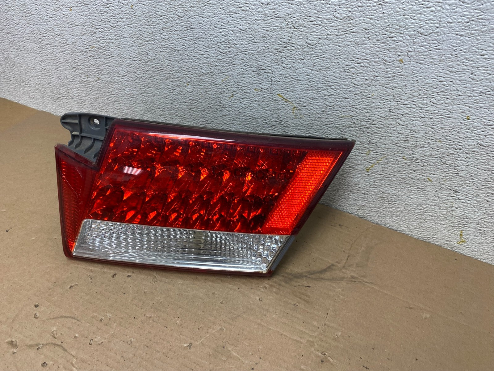 2006 2007 2008 2009 Hyundai Azera Right Passenger Inner Tail Light Oem R0517 DW2