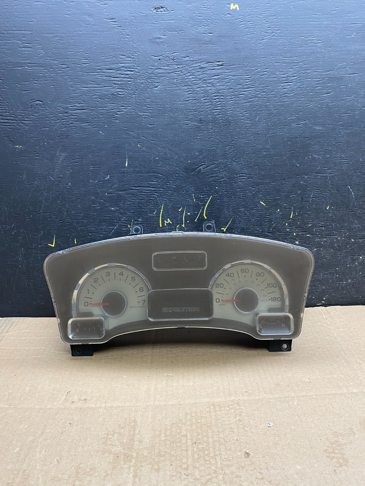 2010 2011 Ford  Expedition Speedometer Cluster Gauge Oem y9978 DG0