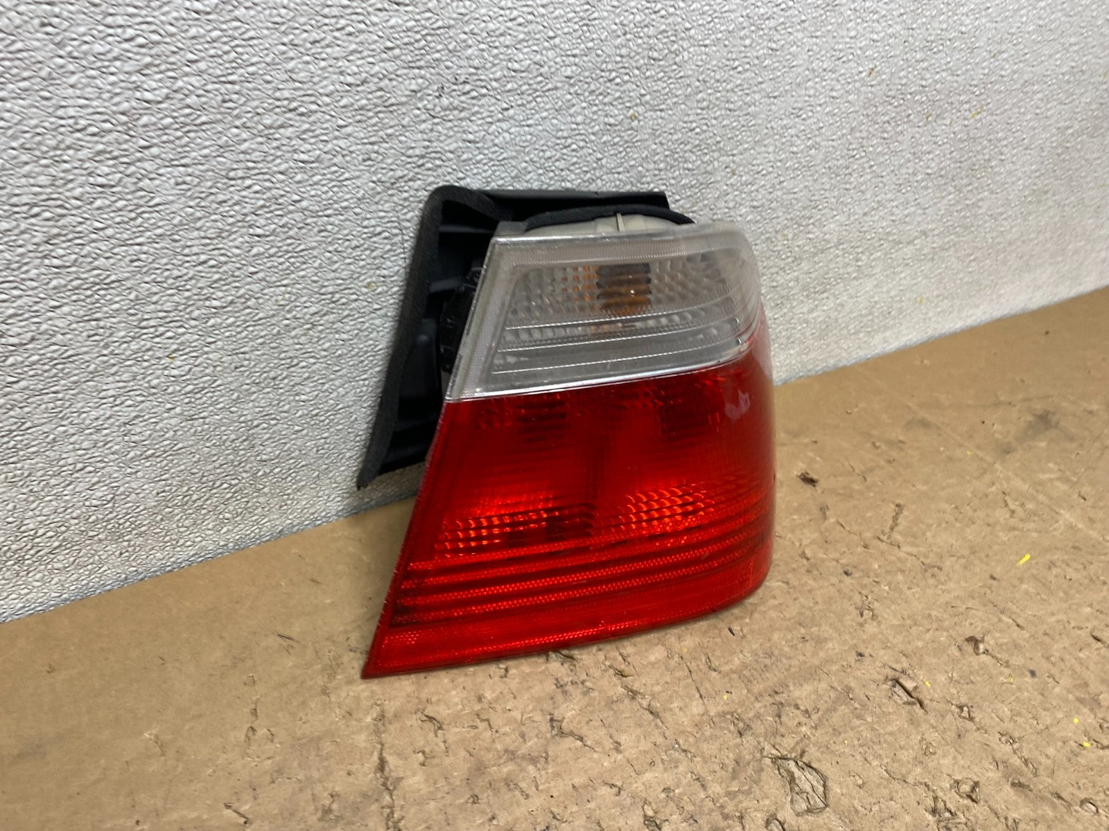 2002 - 2005 BMW 3 E46 Series Right Passenger Tail Light V8583 DW2