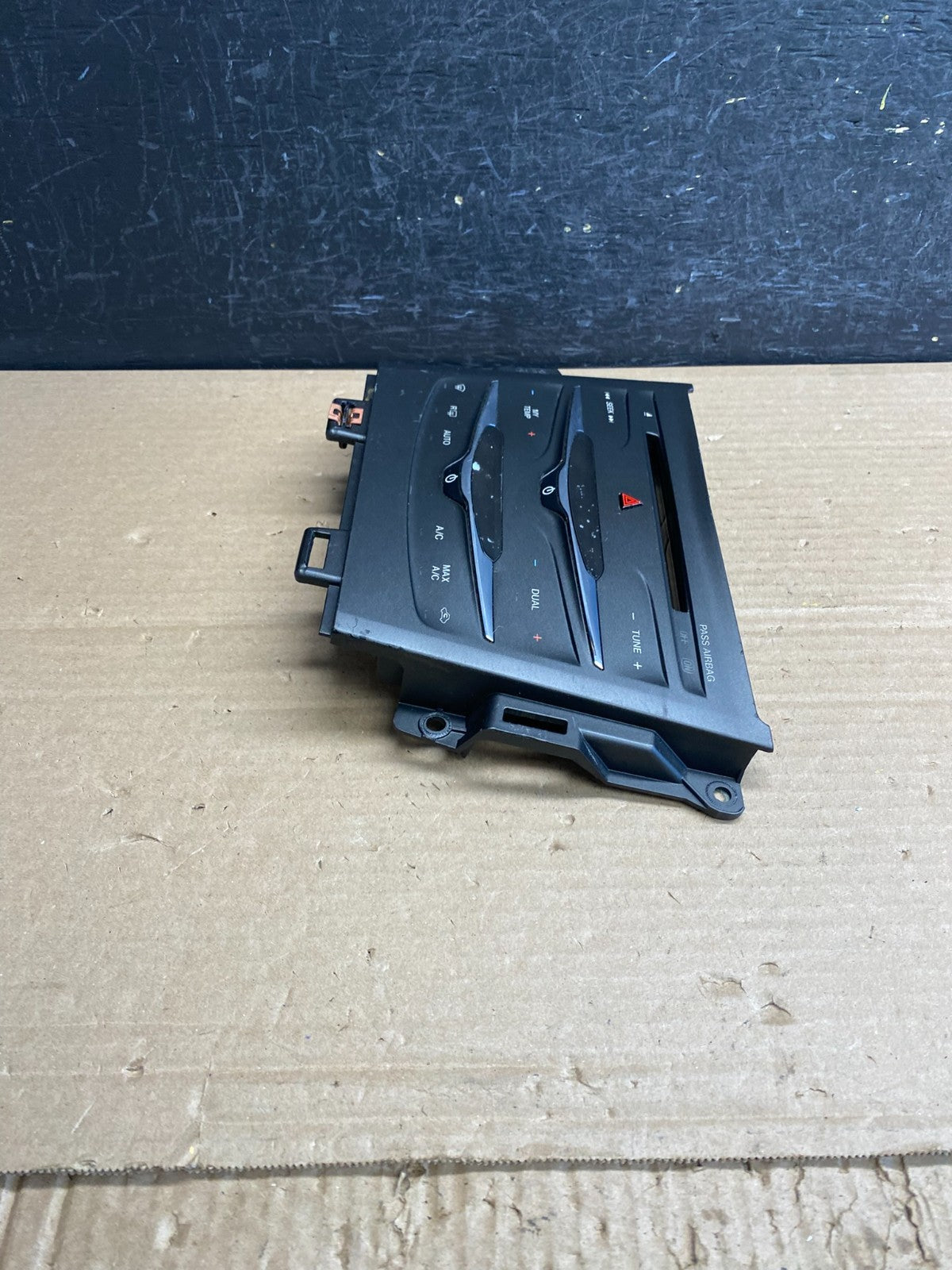 2013 to 2019 Lincoln MKT Radio Dual Climate Control Panel ag0155 DG2