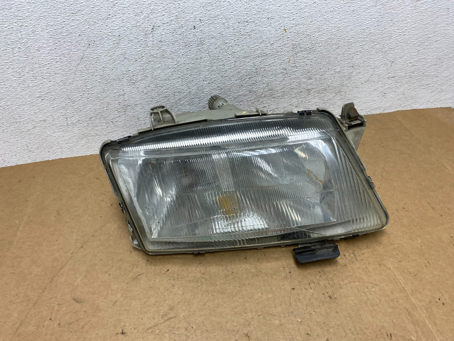 1999 to 2003 Saab 9-3 Front Right Passenger Side Headlight AE3223 DW0