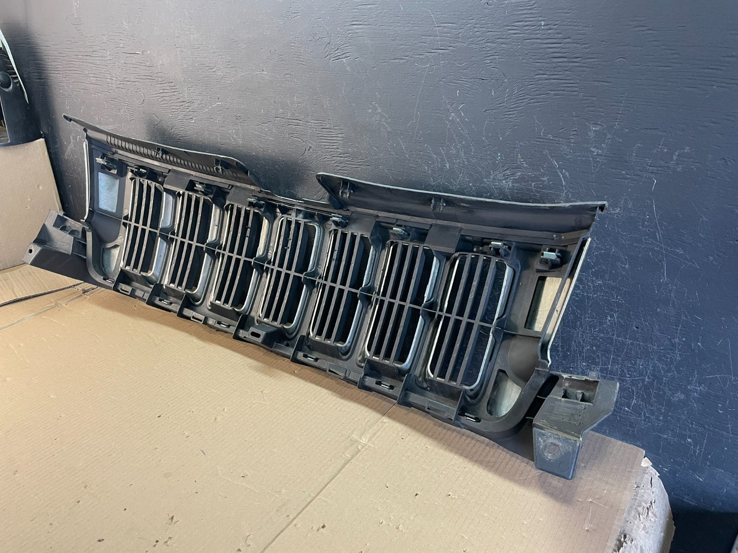 2011 to 2013 Jeep Grand Cherokee Front Upper Grill Grille AE3584 DG4