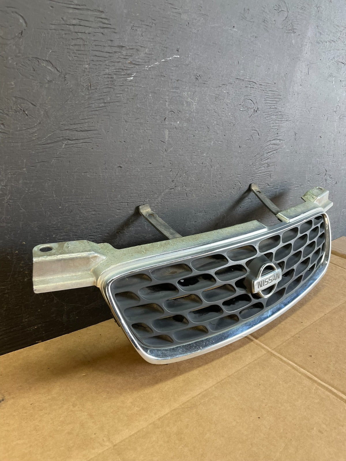 2000 to 2003 Nissan Sentra Front Upper Grill Grille AE0824 DG2