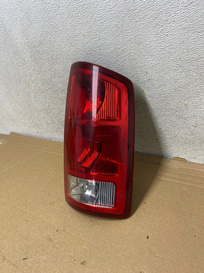 2002 to 2006 Dodge Ram 1500 Right passenger Rh side Tail Light AH8214 LK1