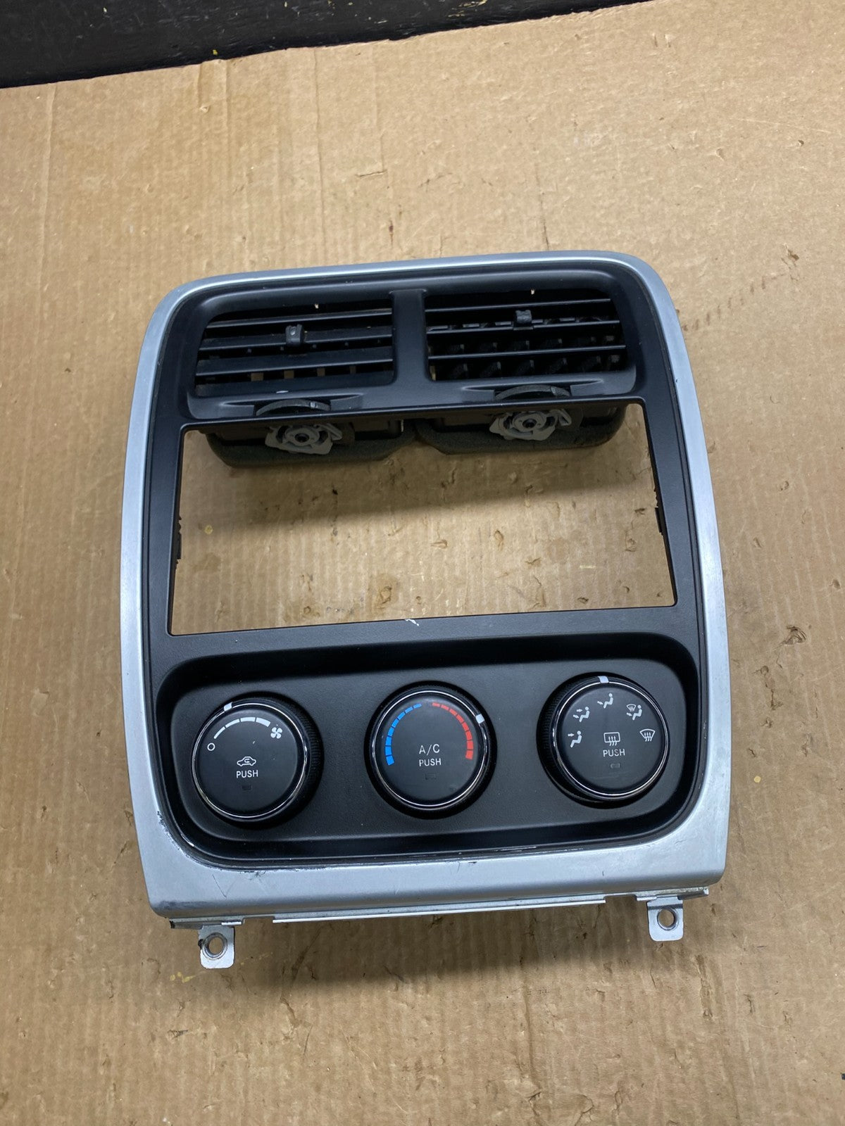 2010 to 2012 Dodge Caliber Dash Radio Center Bezel Climate Control Dash z4313 DG0
