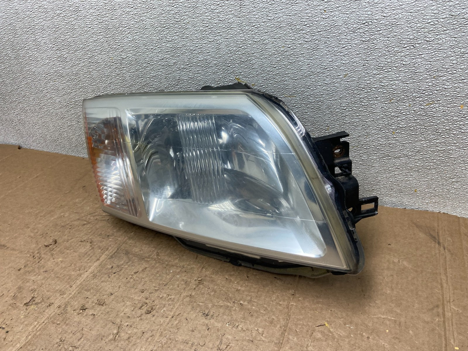 2004 - 2011 Mitsubishi Endeavor Headlight Right Passenger Rh Side Oem AA3844 DW1