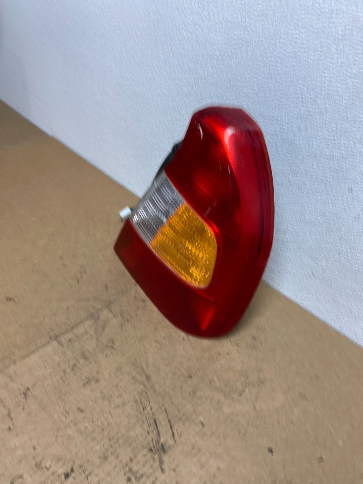 2000-2002 Hyundai Accent Sedan Right Passenger RH Tail Light OEM AC3199 DW1