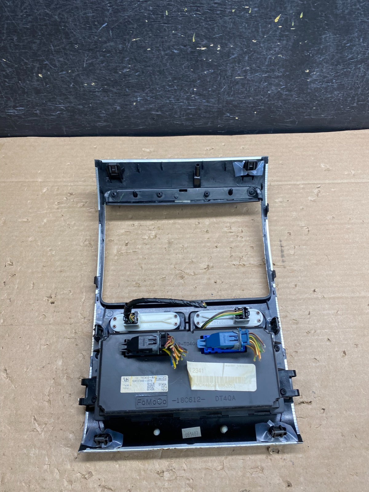 2007 - 2010 Ford Edge Heater Climate Control Radio Control Dash Bezel AG8422 DG5