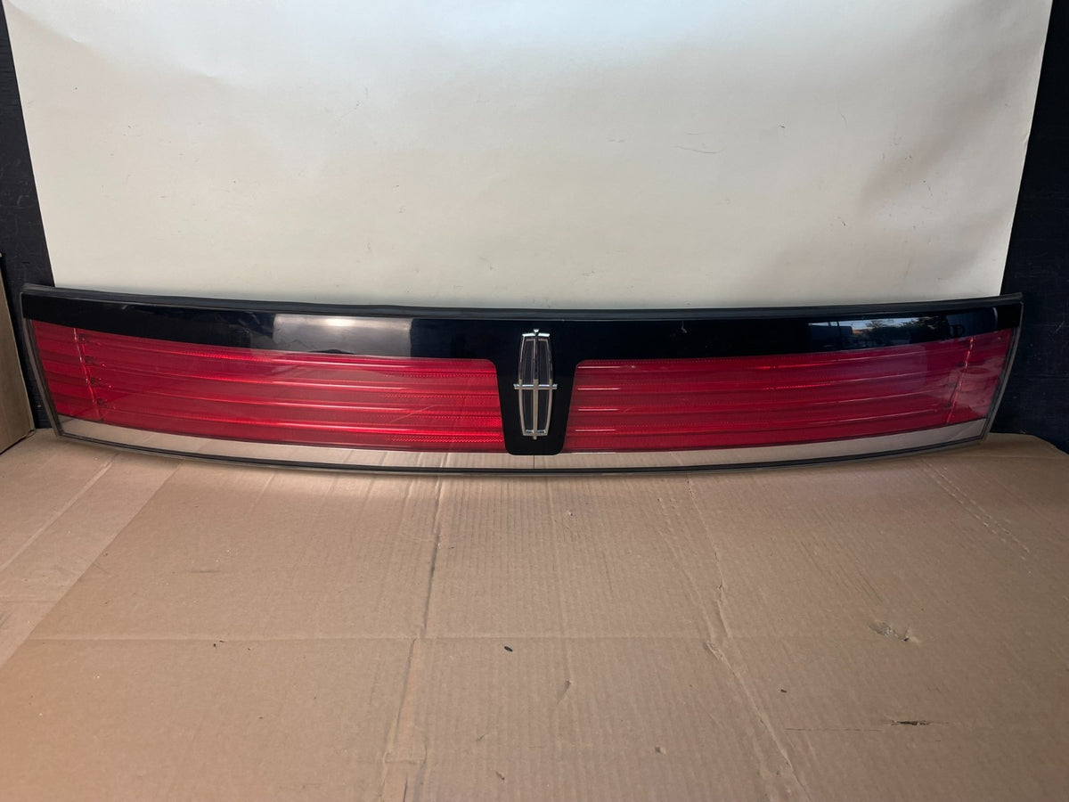 2007 to 2010 Lincoln MKX Center Tail Light Lamp Panel Trim AI3839 DG0