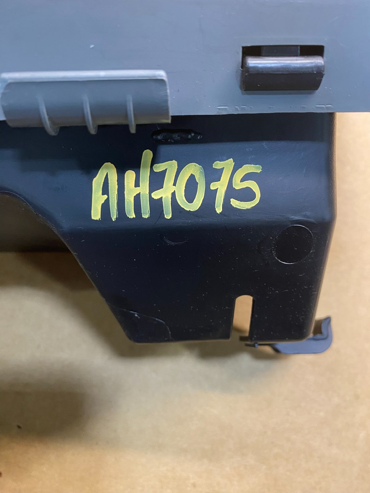 2004 to 2009 Dodge Durango Right Passenger RH Glove Box Compartment AH7075 DG6