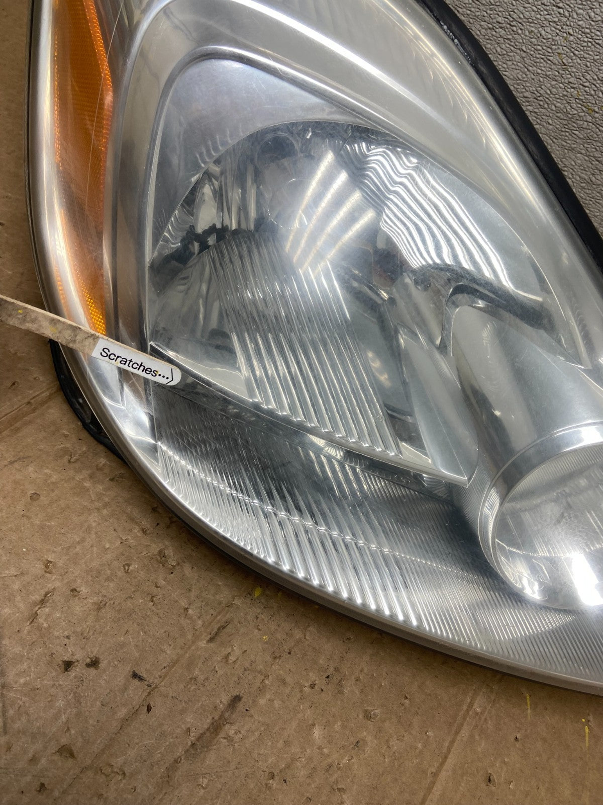 2004-2005 Toyota Sienna Right Passenger Halogen Headlight OEM AA1611 DW3