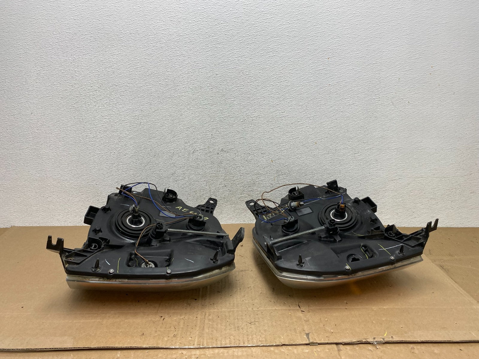 2007 - 2014 GMC Yukon Halogen Headlights Left+Right Side Set AE6129 DW9