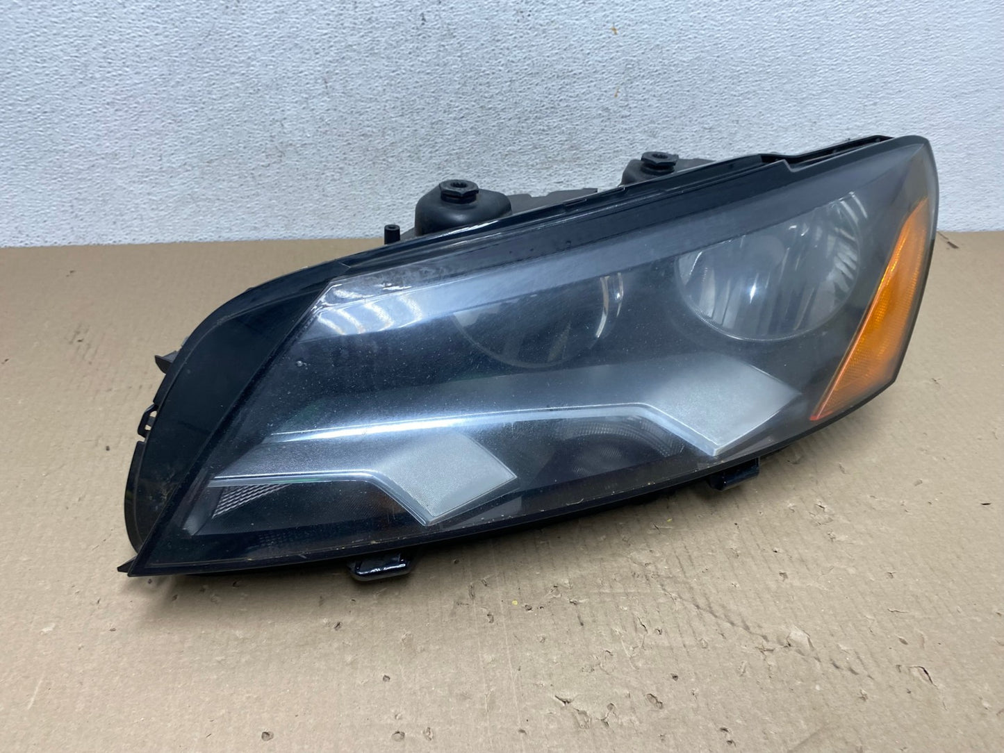 2012-2015 Volkswagen Passat Left Driver LH Side Halogen Headlight AE9617 LK2