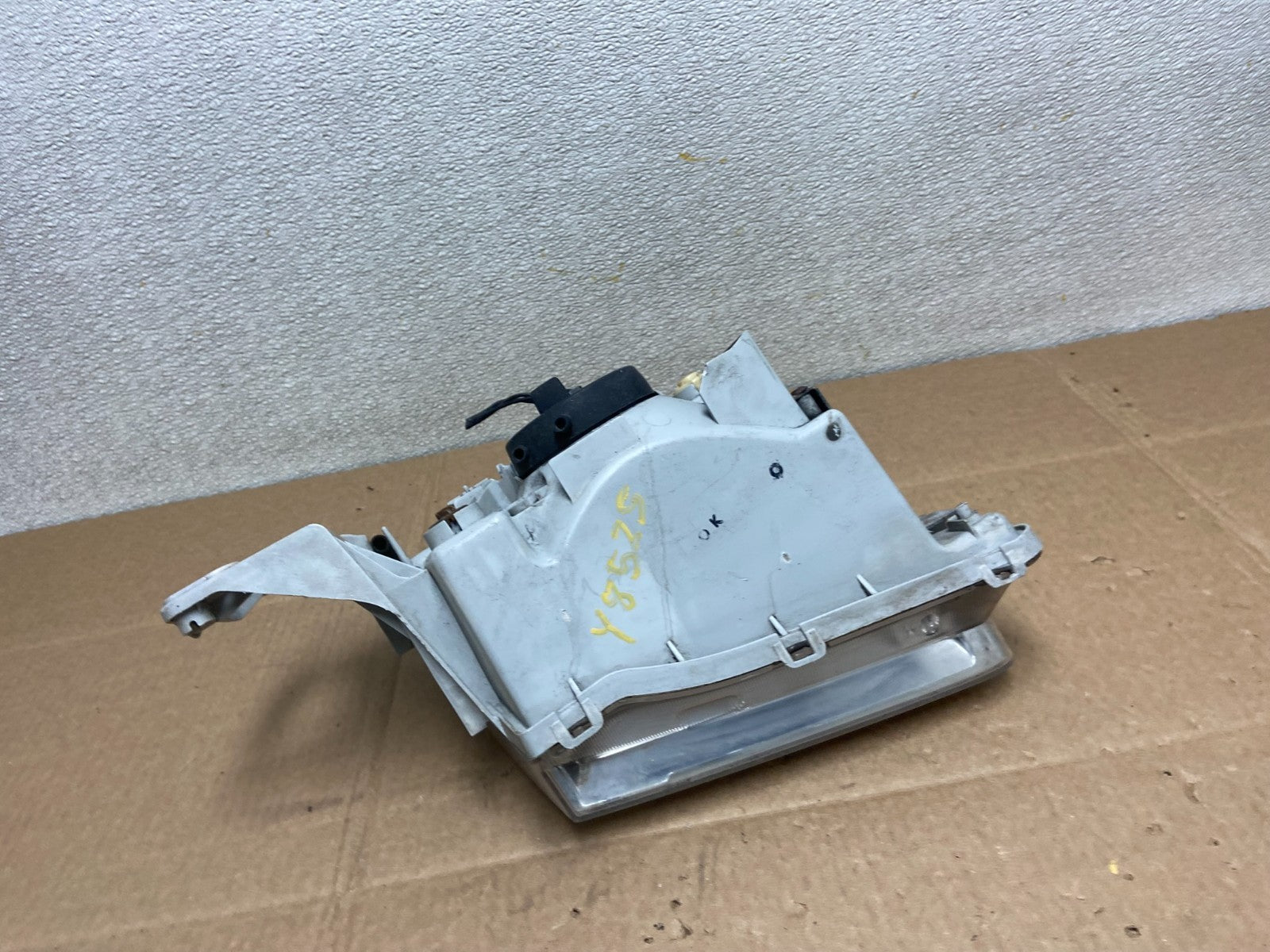 1999 to 2000 Mazda Protege Left Driver LH Side Headlight OEM Y8525 DW8