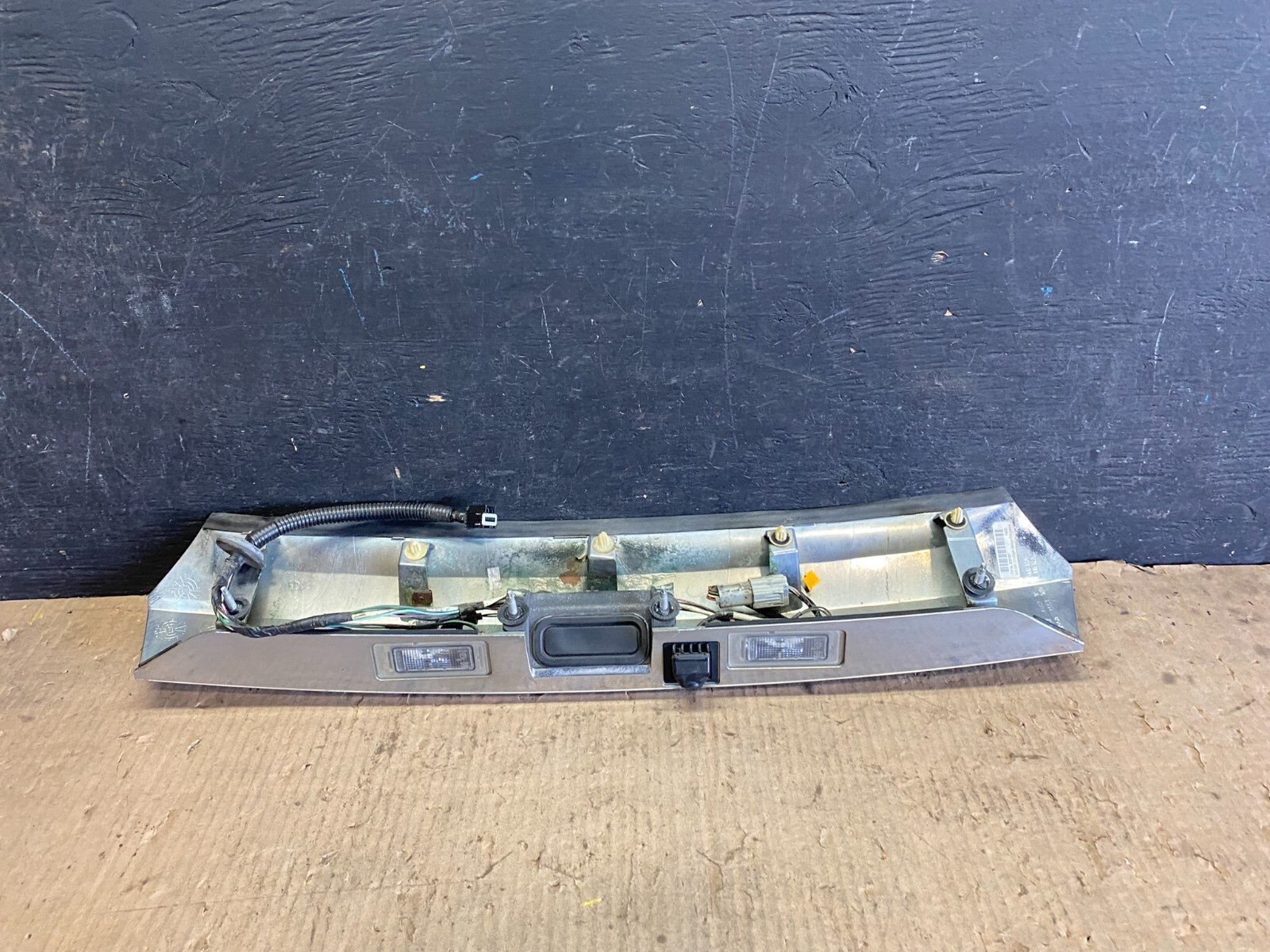 2011-2015 GMC Terrain Tailgate Liftgate Molding with Camera j0900 PS4
