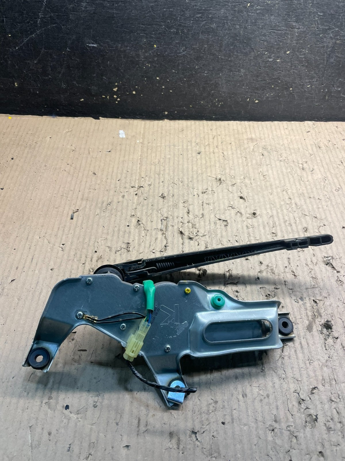 2008 to 2014 Subaru Tribeca Rear Windshield Wiper Motor X0935 DG5