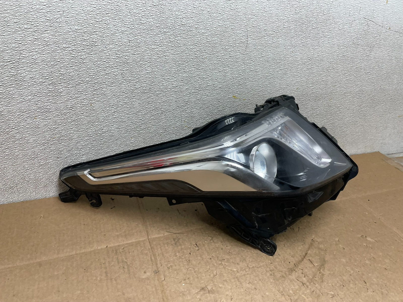 2013 to 2018 Cadillac Ats Left Driver LH Side Halogen Headlight OEM Y8932 DW2