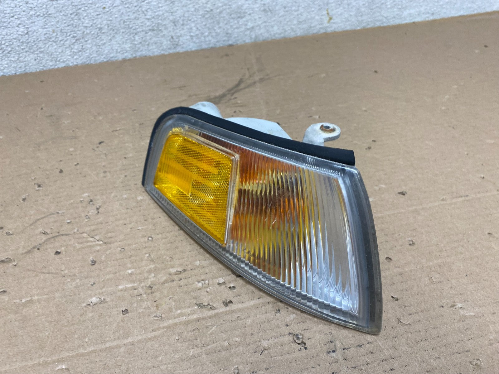 1997 to 2001 Mitsubishi Mirage Right Passenger RH Turn Signal OEM R0597 DW2
