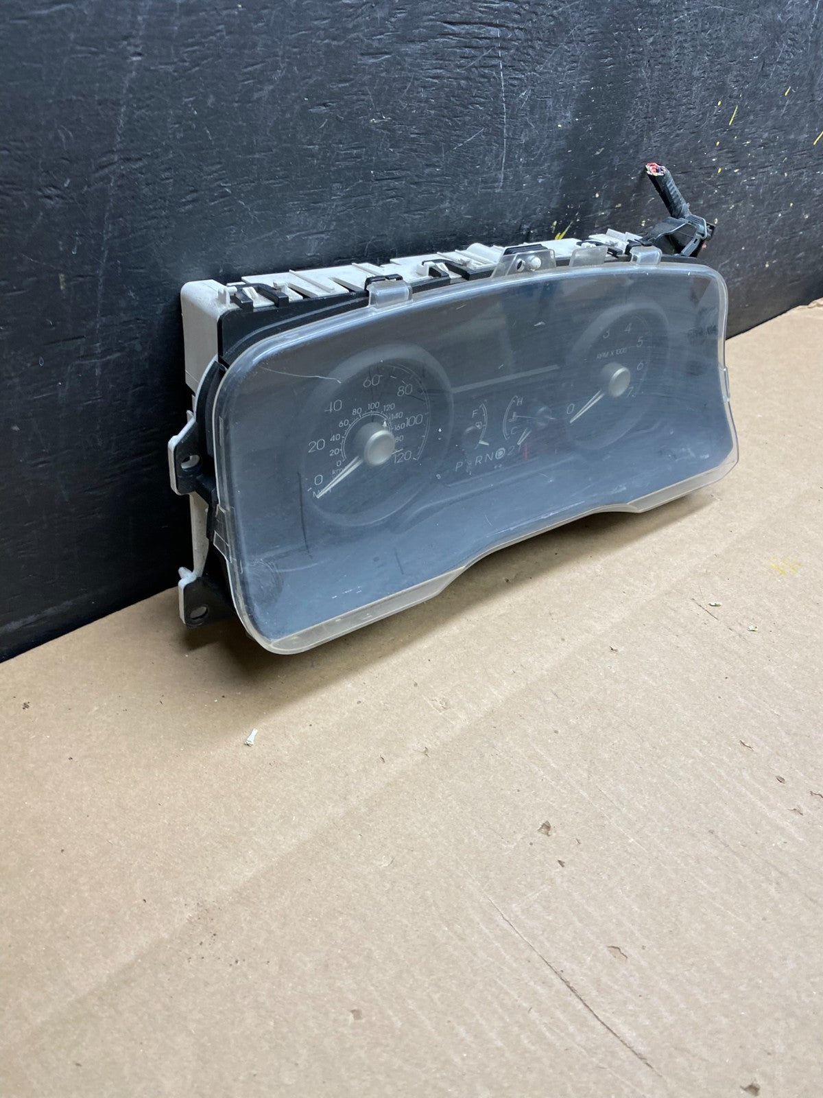 2009 to 2011 Lincoln Town Car Speedometer Cluster Gauge t4400 DG2