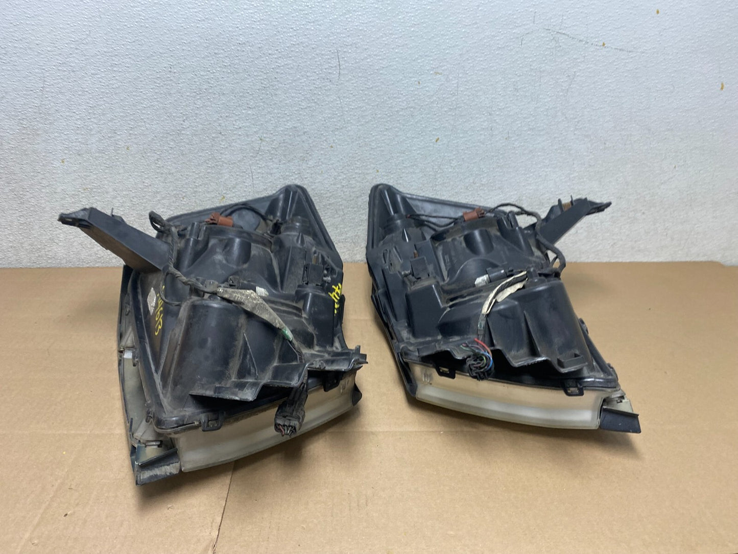 2004 to 2007 Nissan Armada Left+Right Side Set Headlights Oem M4613 DW17