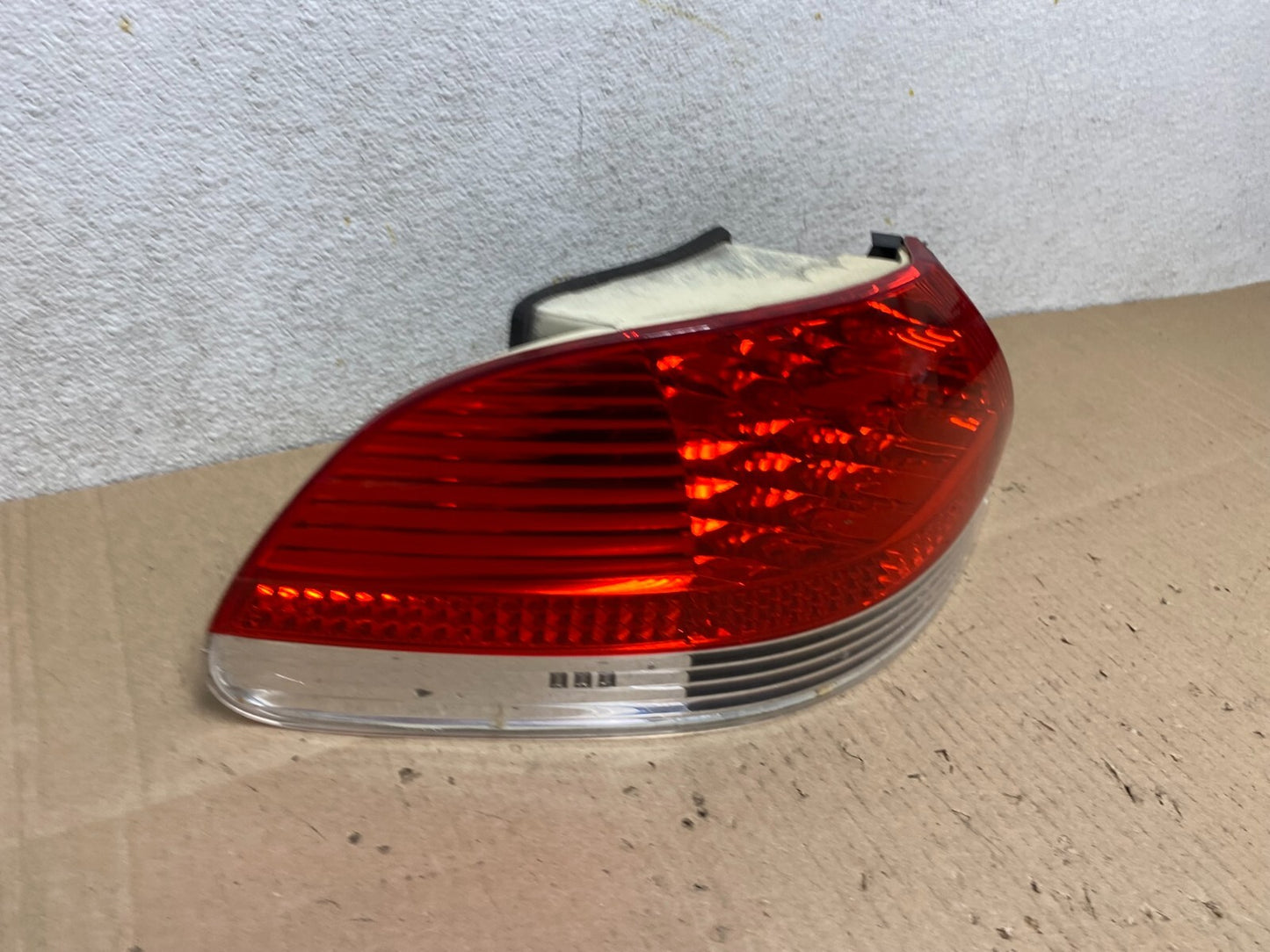 2002 to 2005 BMW 7-Series 745i 760i Left Driver LH Side Tail Light Oem J9683 DW2