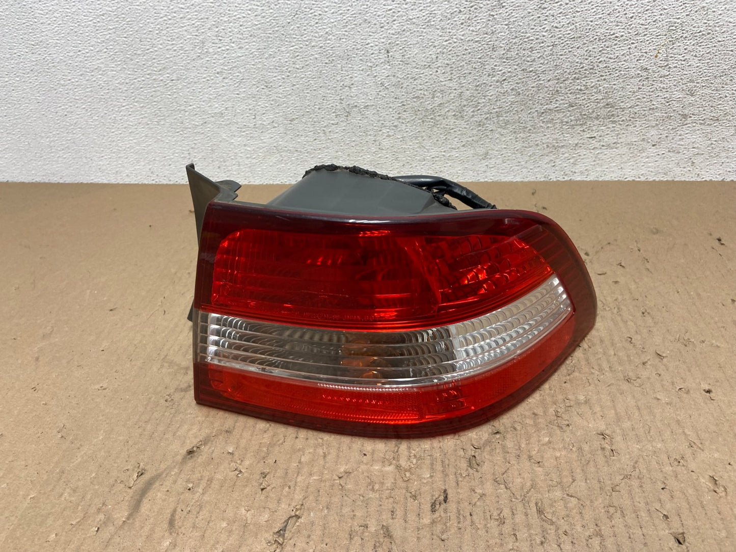 2000 2001 Lexus ES300 Outer Right Passenger RH Side Tail Light AE8877 LK0