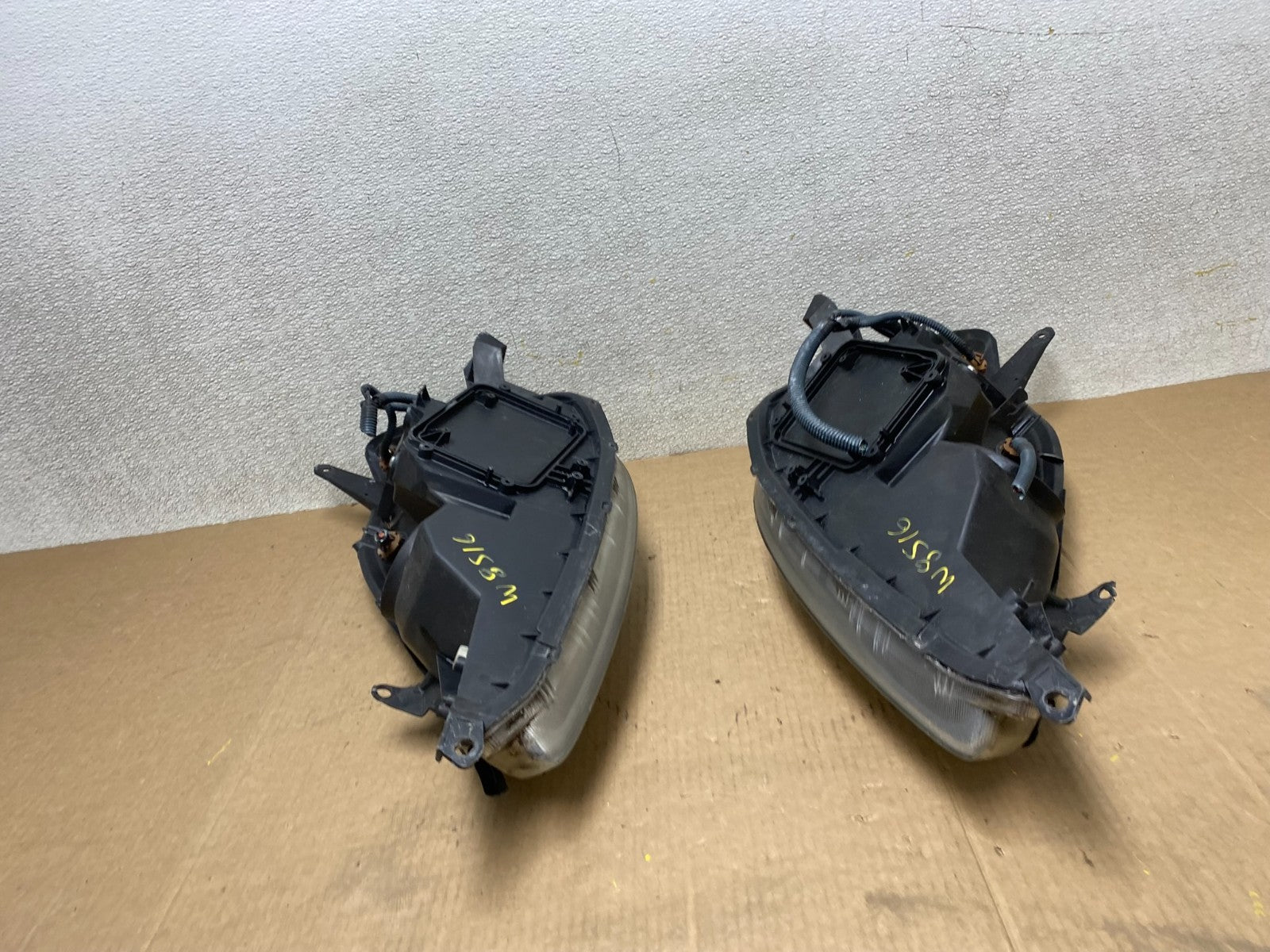 2004 2005 Toyota Sienna Left+Right Set Side Halogen Headlights W8516 DW15