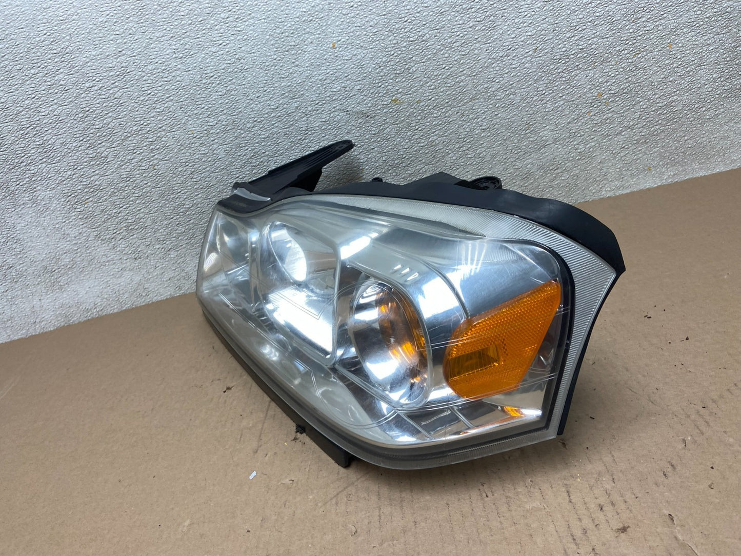 2006 to 2007 Saturn Vue Headlight Left Driver LH Side Halogen AB5037 DW1