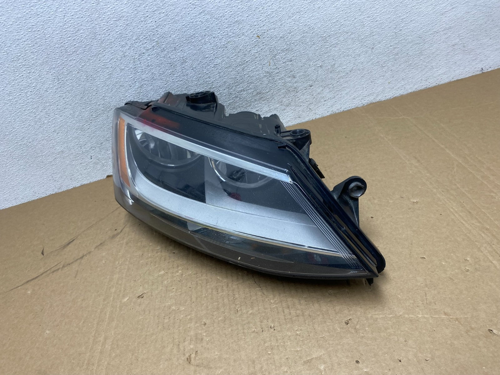 2011 to 2014 Volkswagen Jetta Right Passenger RH Headlight Halogen AF9981 DW1