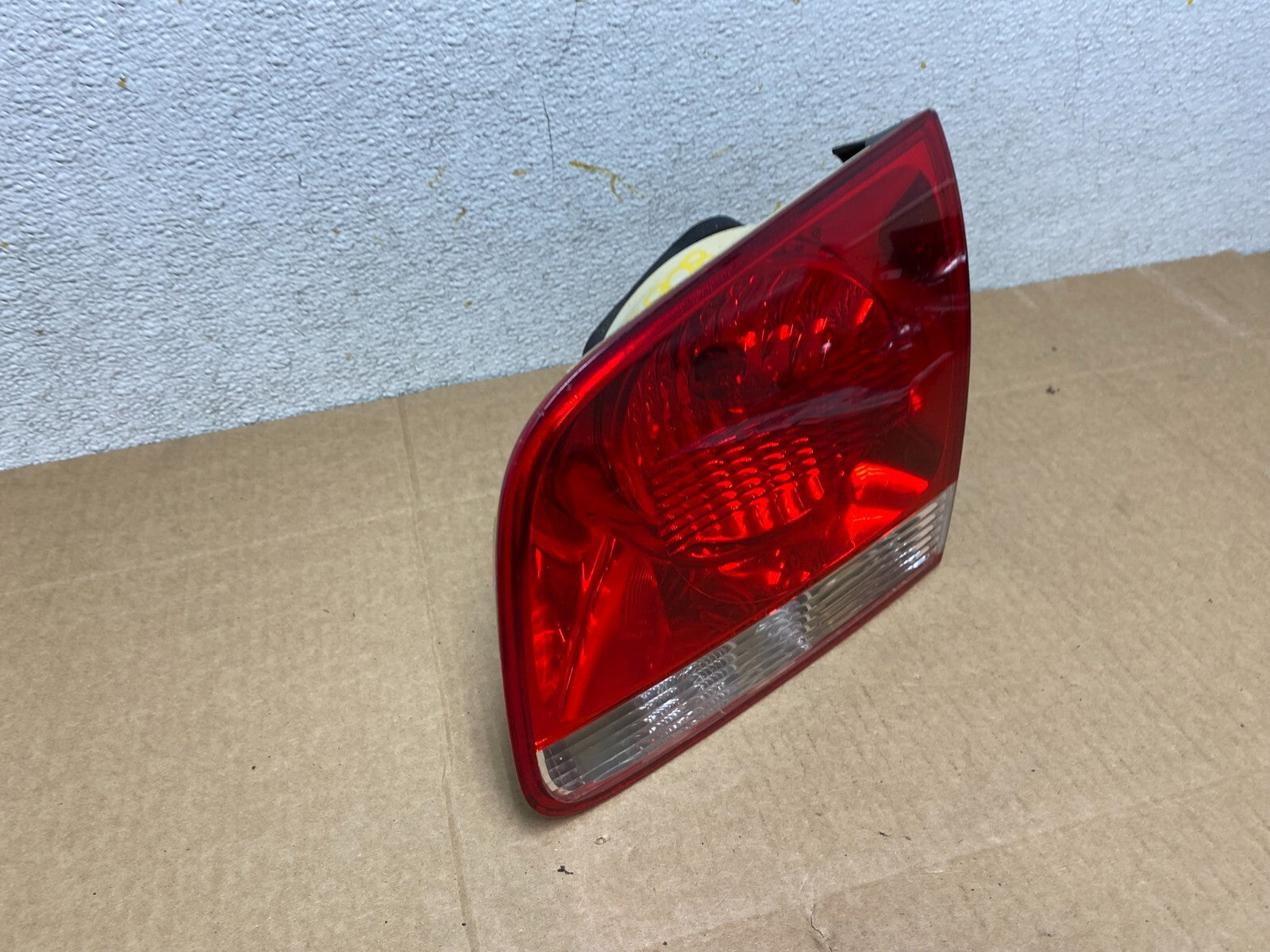2004-2007 Volkswagen Touareg Right Passenger Rh Side Inner Tail Light Oem O66962