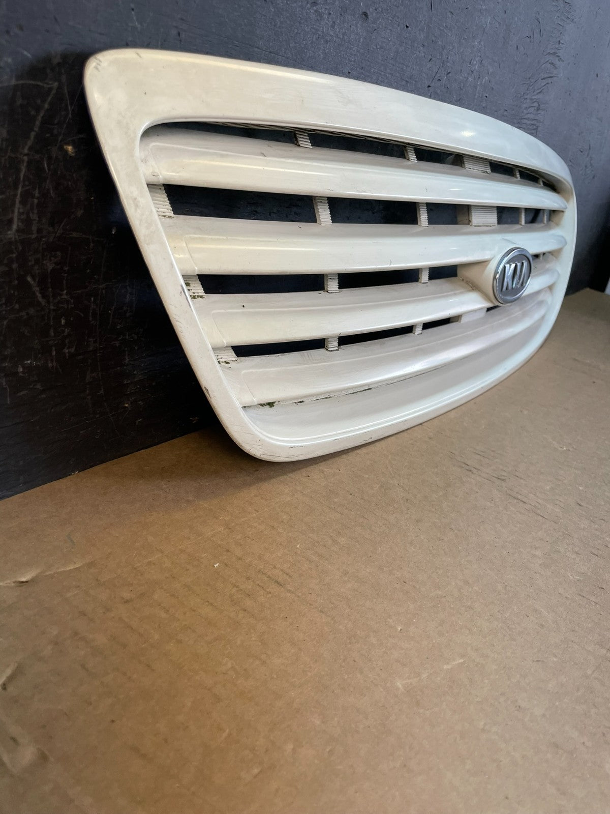 2001 to 2004 Kia Sedona Front Upper Grill Grille ad0174 DG2