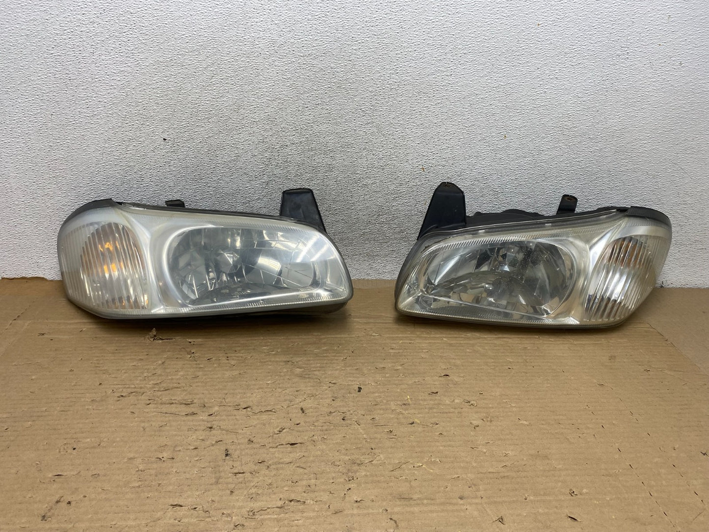 2000 to 2001 Nissan Maxima Left + Right Set Halogen Headlights AG8322 DW0