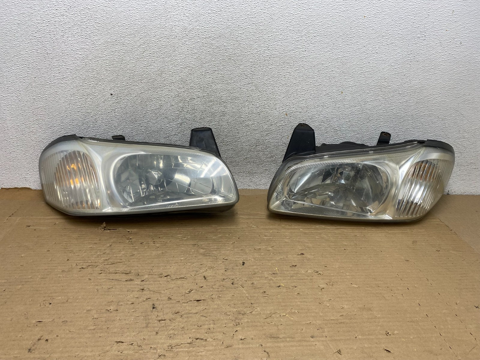 2000 to 2001 Nissan Maxima Left + Right Set Halogen Headlights AG8322 DW0