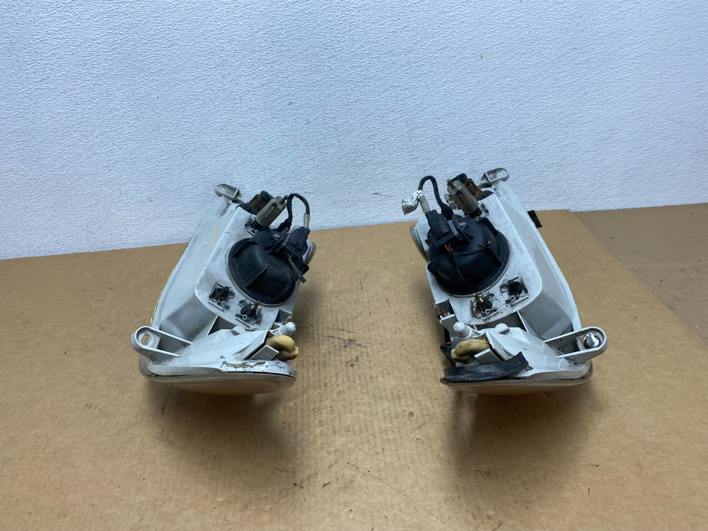 1998 to 2003 Ford Escort Left+Right Set Halogen Headlight AC1837 DW7