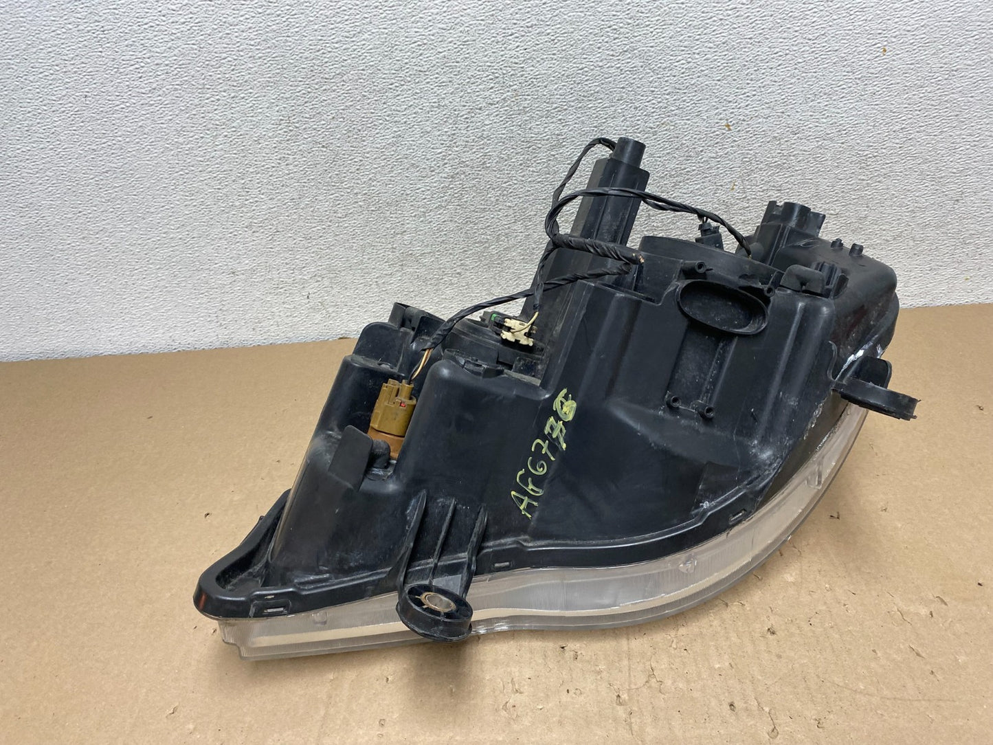 2011 to 2016 Chrysler Town and Country Right Passenger Headlight AG6776 DW8
