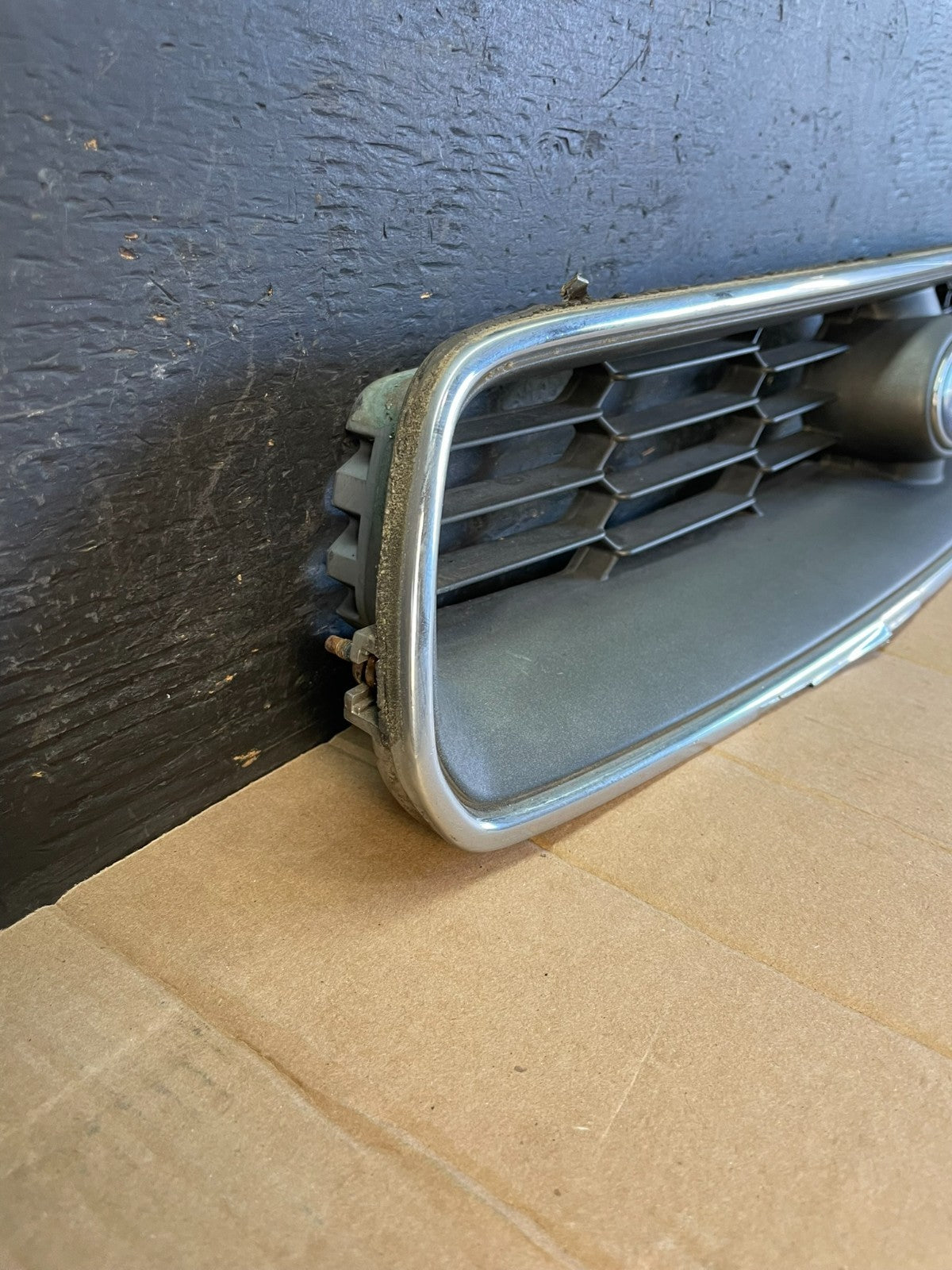 2000 to 2002 Subaru Outback Legacy Center Grille 91121AE010 AC20622