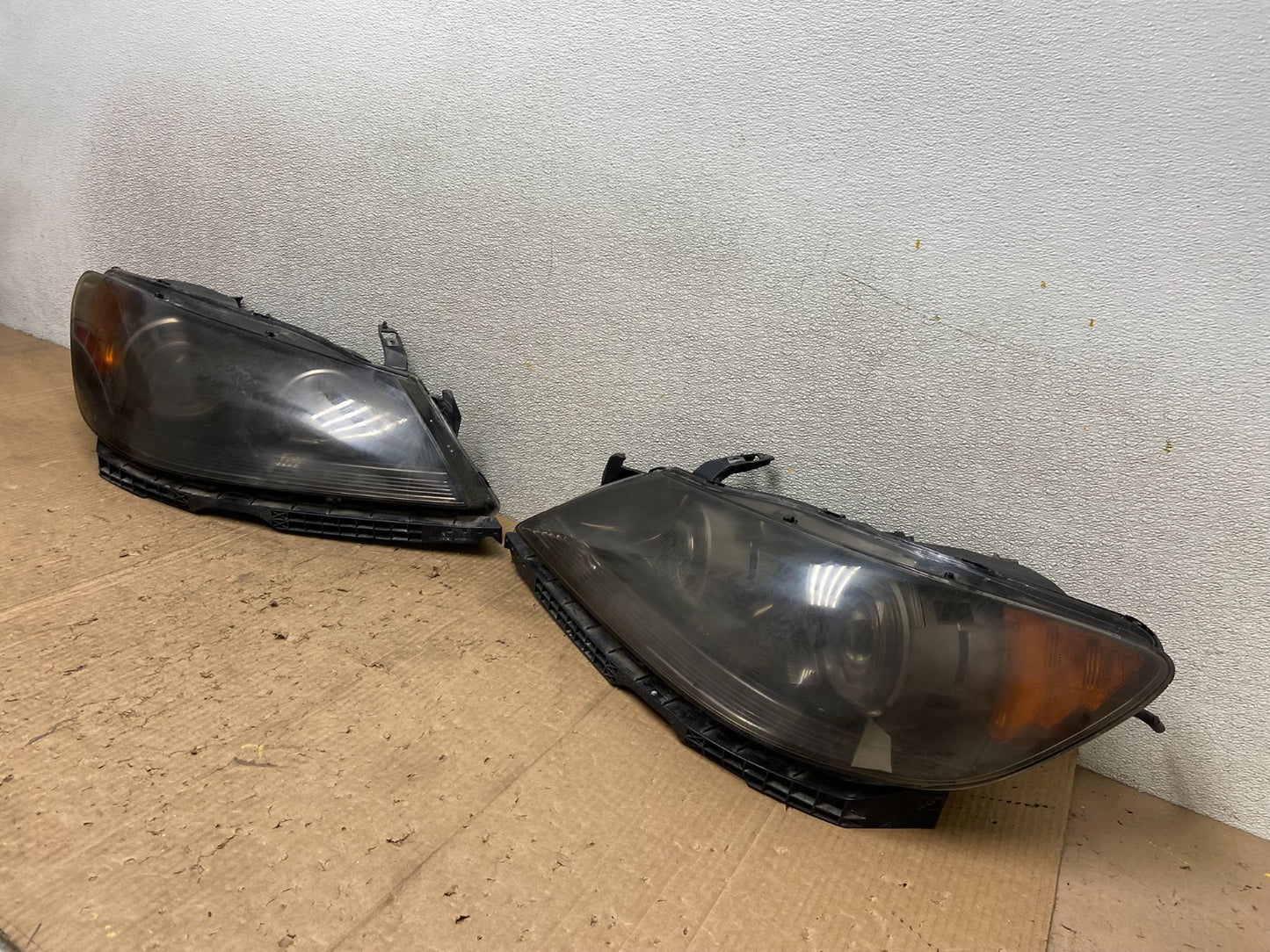 2005 to 2008 Acura RL Left+Right Side XENON HID Headlights OEM AA8487 DW1