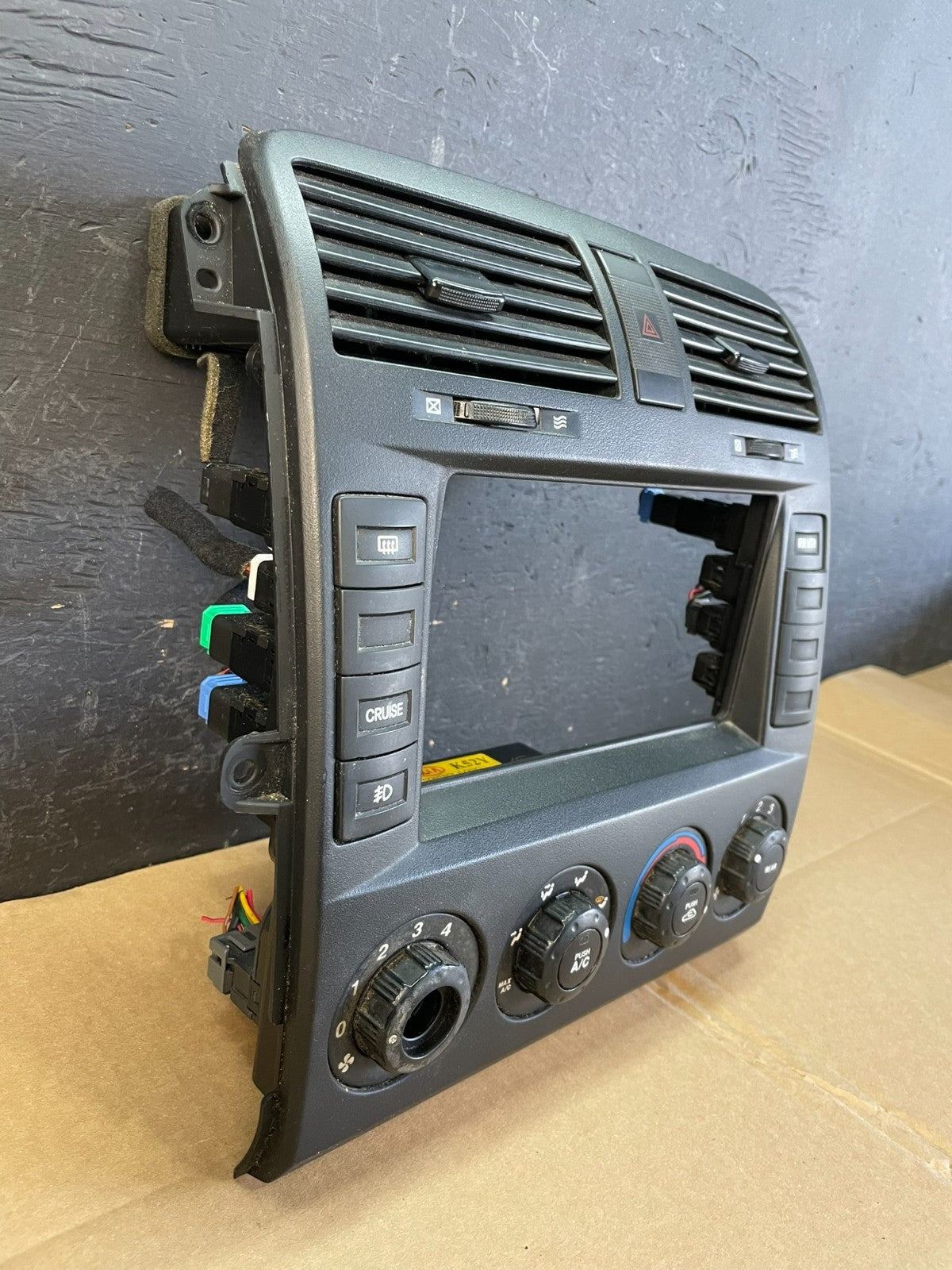 2002-2005 Kia Sedona A/C Heater Climate Control Radio Bezel Trim ac5253 DG2