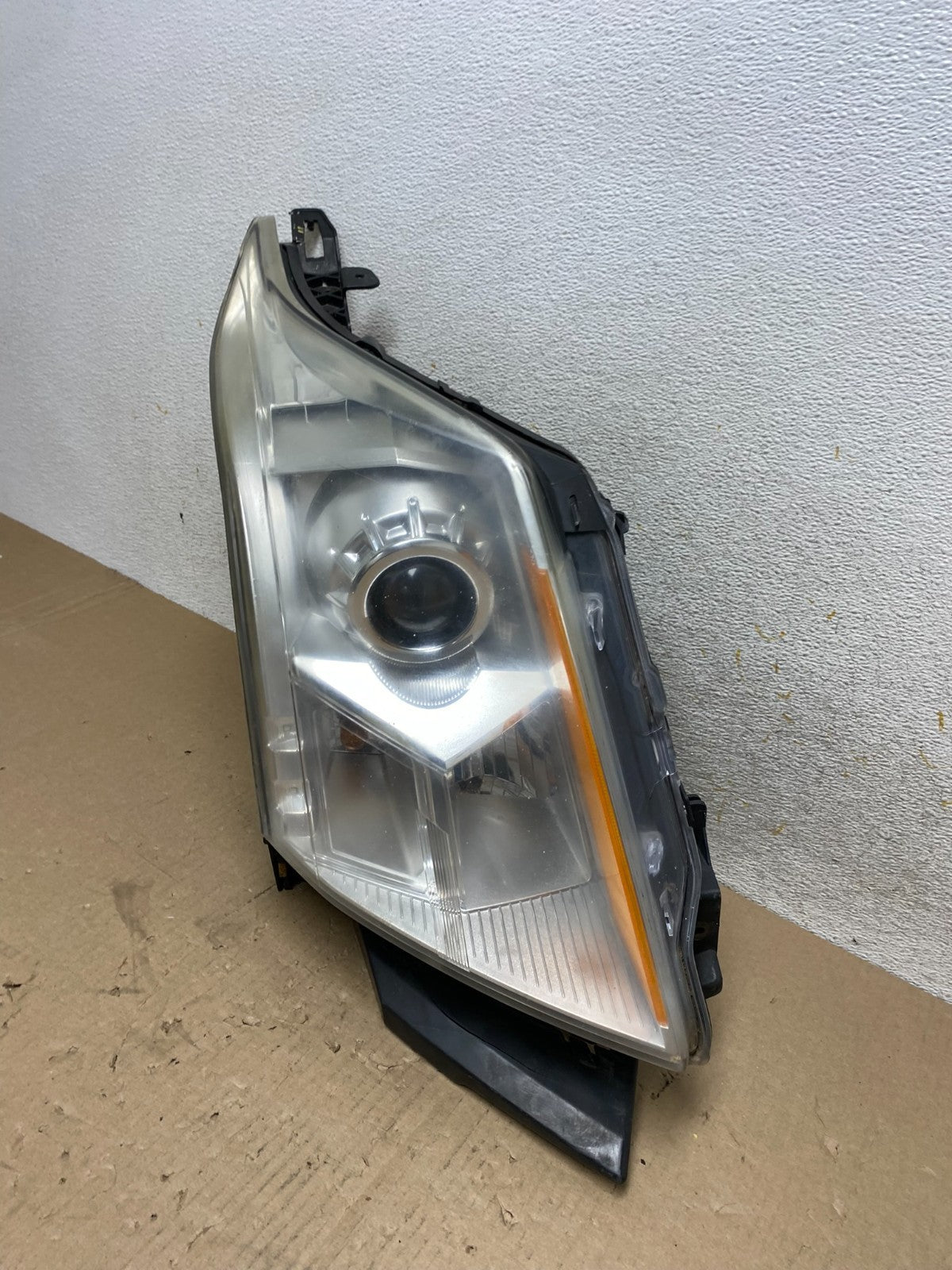 Halogen 2010 to 2016 Cadillac SRX Right Passegner Side Headlight AJ2142 DW1