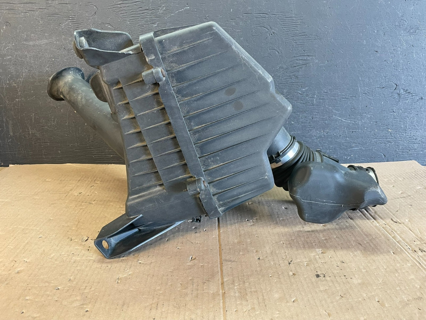 2009 2010 2011 GMC Acadia Air Cleaner Filter Box AD8605 DG3