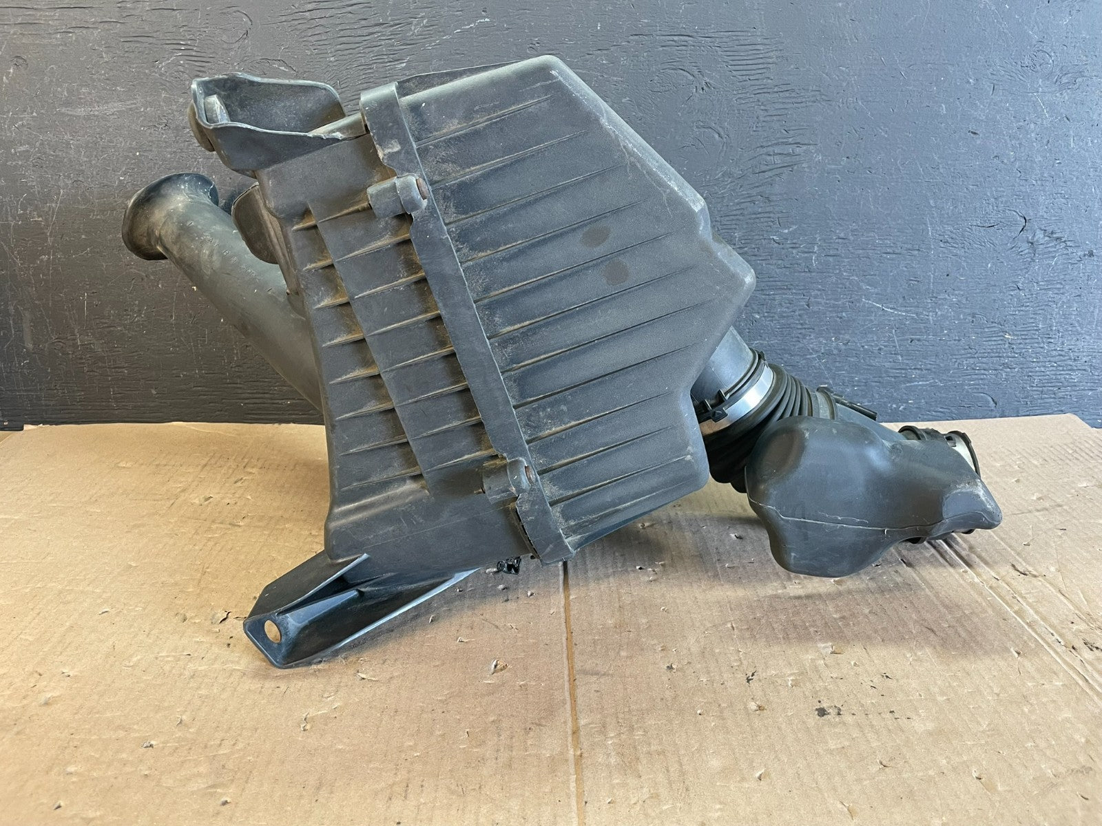 2009 2010 2011 GMC Acadia Air Cleaner Filter Box AD8605 DG3