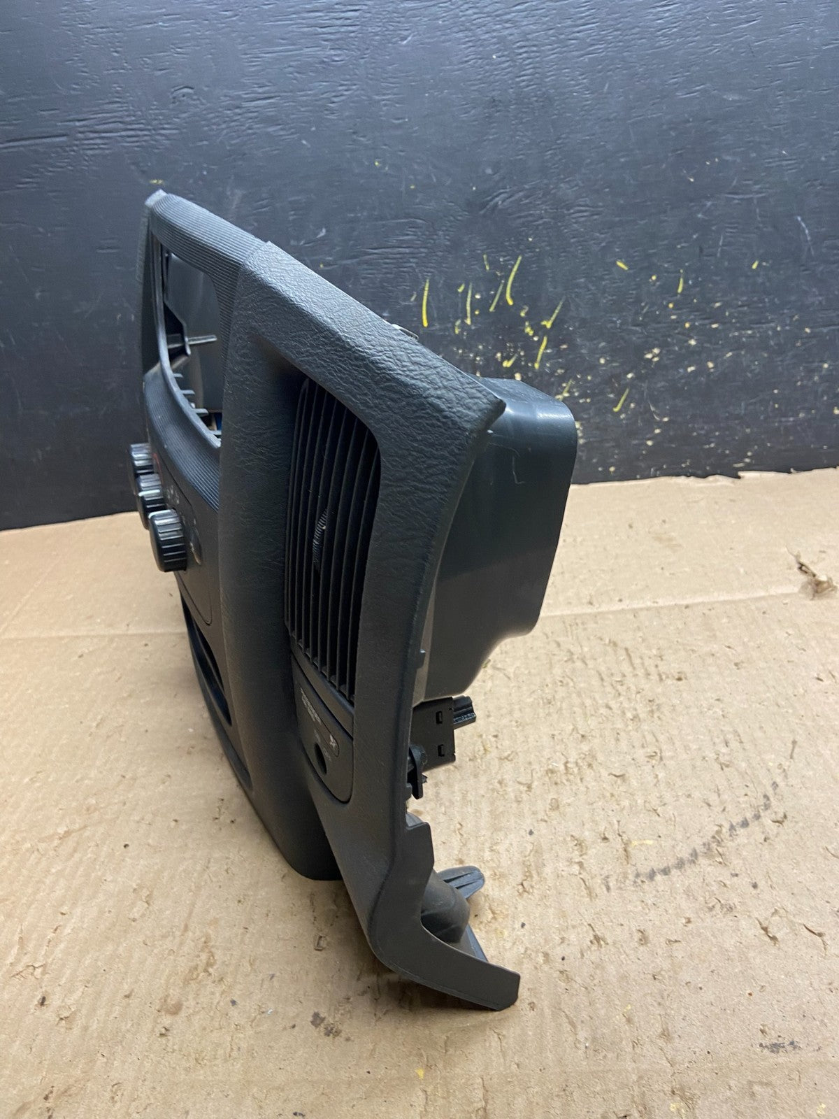 2002 to 2005 Dodge Ram Radio Climate Control Dash Air Vent Bezel Trim Y5564 DG3