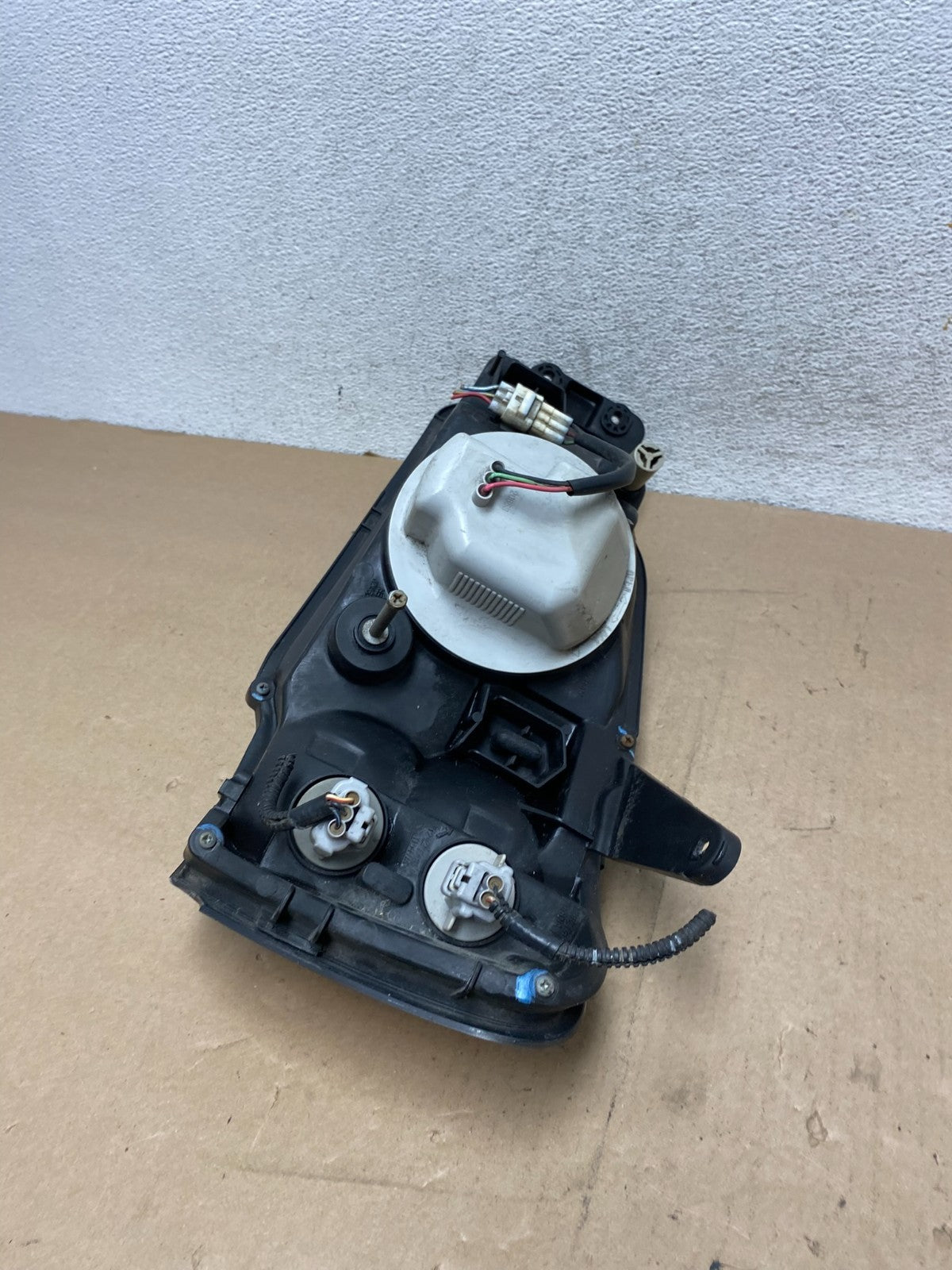 2001 to 2004 Subaru Legacy Outback Right Passenger Rh Headlight AG4610 DW7