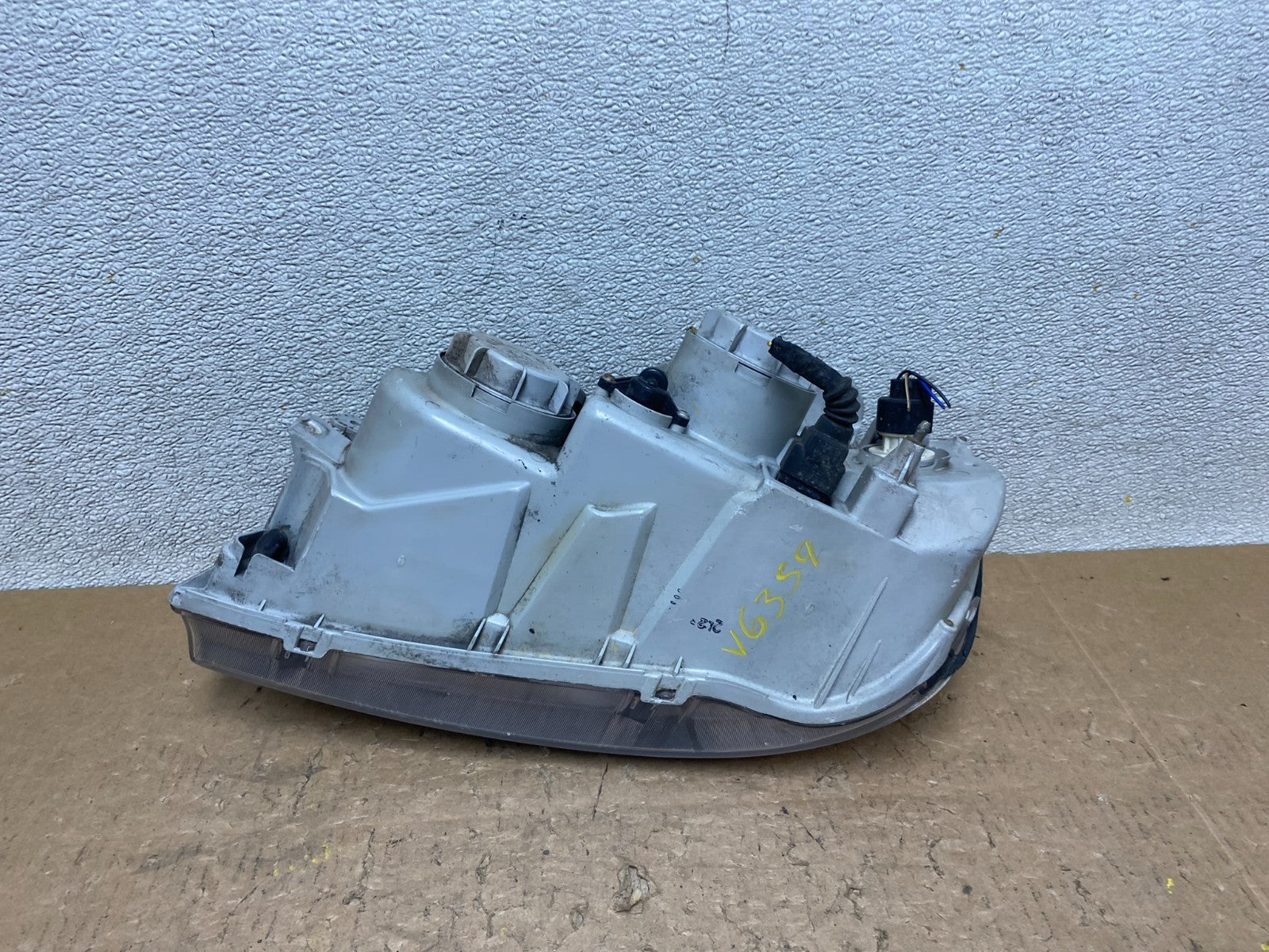 2001 2002 2003 Hyundai XG350 XG Right Passenger Headlight Halogen Oem V6359 DW9