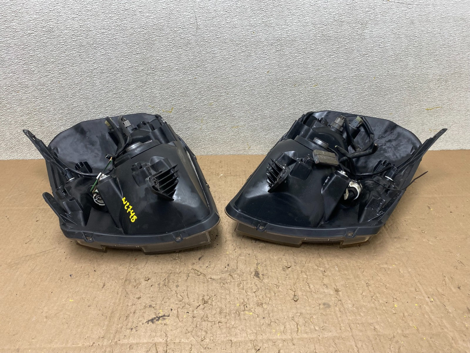 2005 to 2009 Chevrolet Equinox Left+Right Set Halogen Headlights W2748 DW4