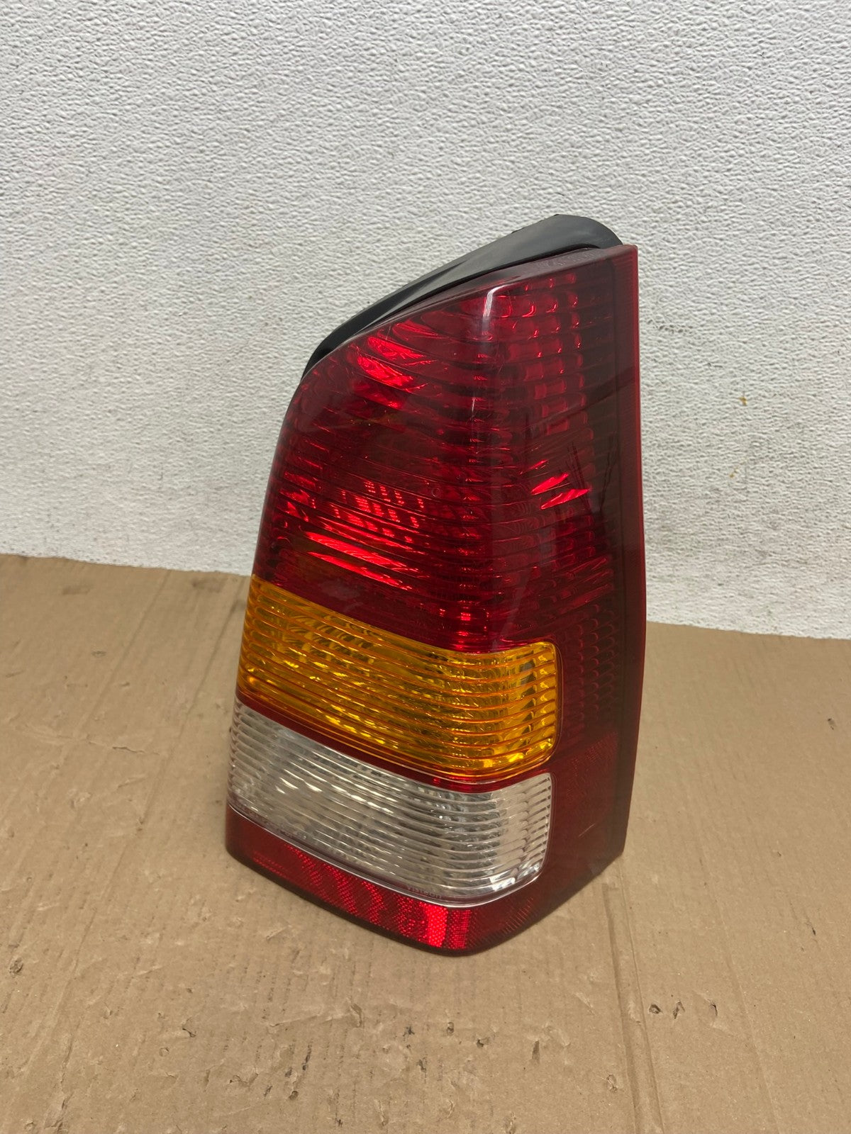 2001 2002 2003 2004 Mazda Tribute Right Passenger Rh Tail Light AE8990 LK0