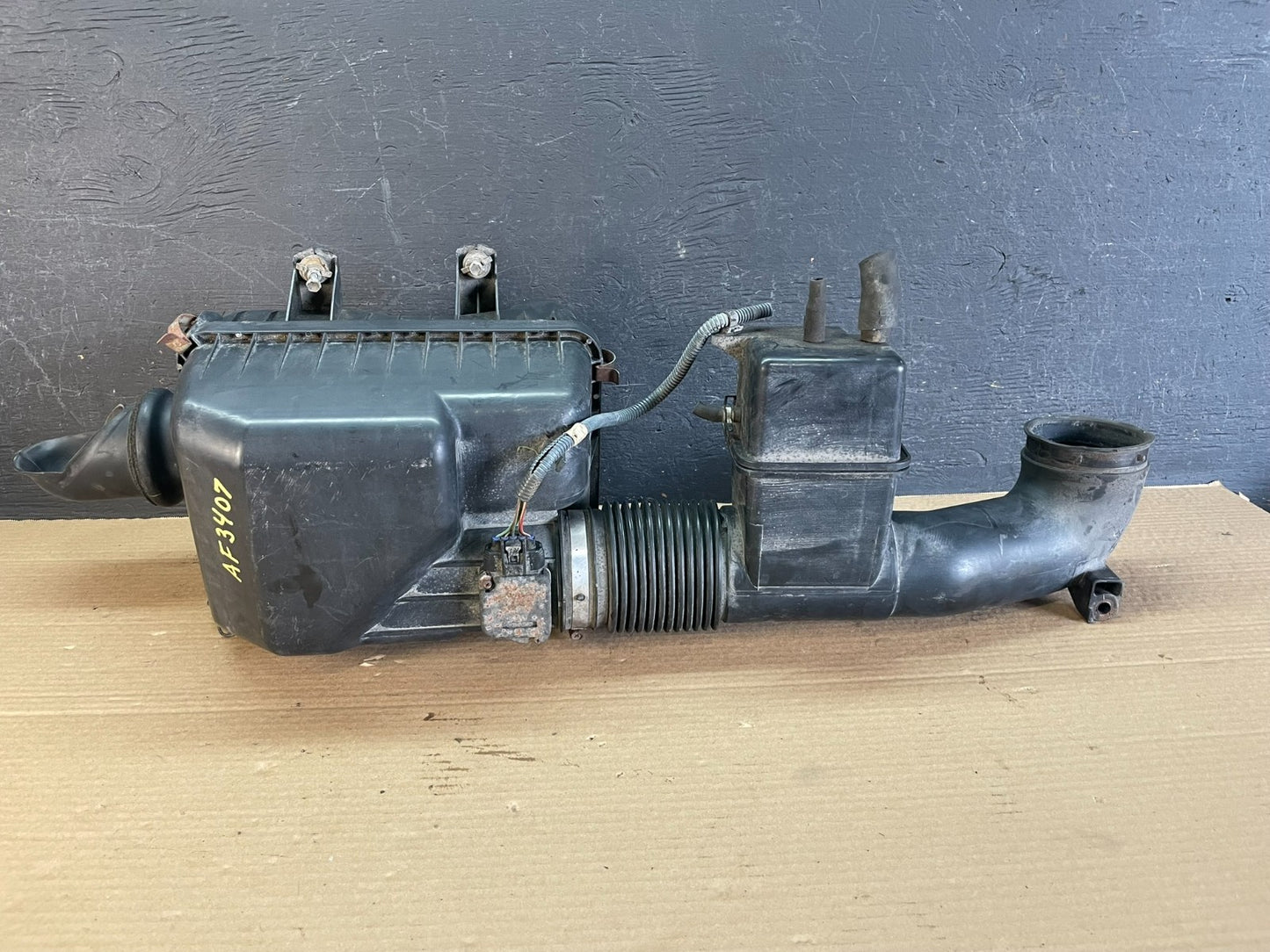 2001-2004 Toyota Sequoia Tundra 4.7L V8 Air Cleaner Intake Filter Box AF3407 DW5