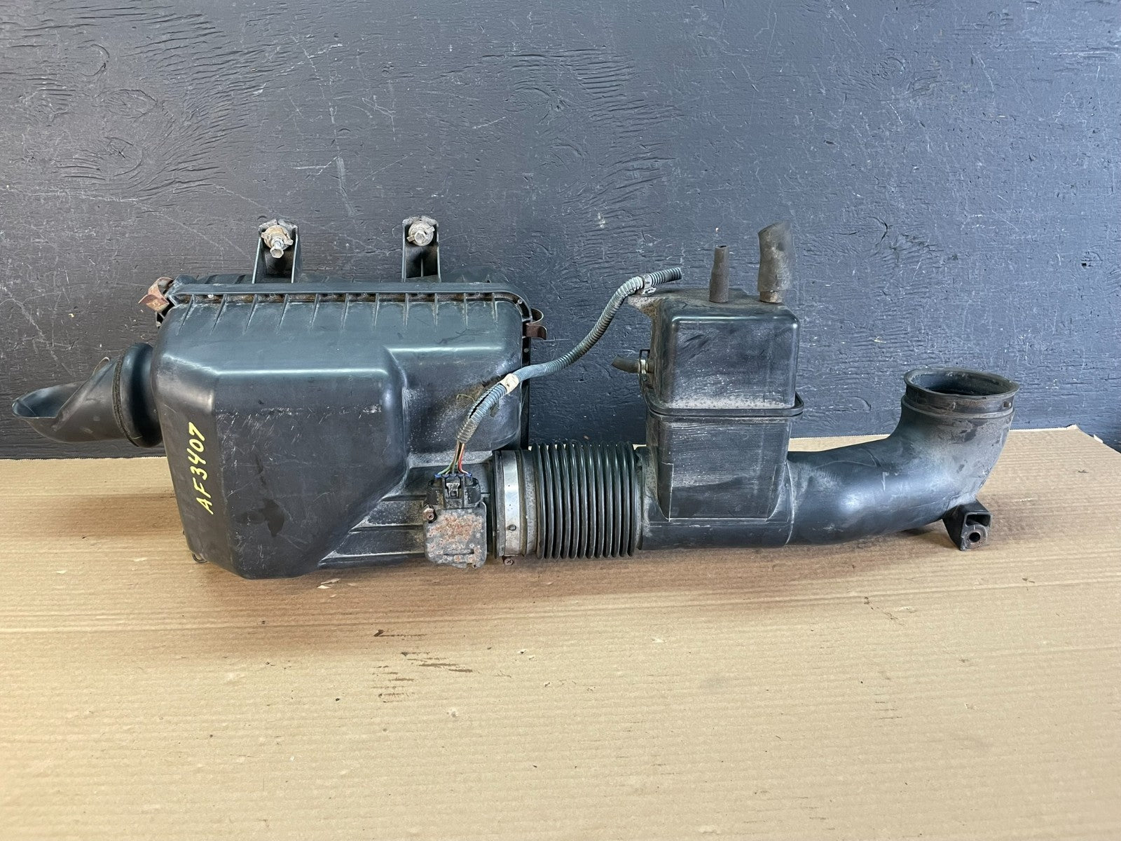 2001-2004 Toyota Sequoia Tundra 4.7L V8 Air Cleaner Intake Filter Box AF3407 DW5