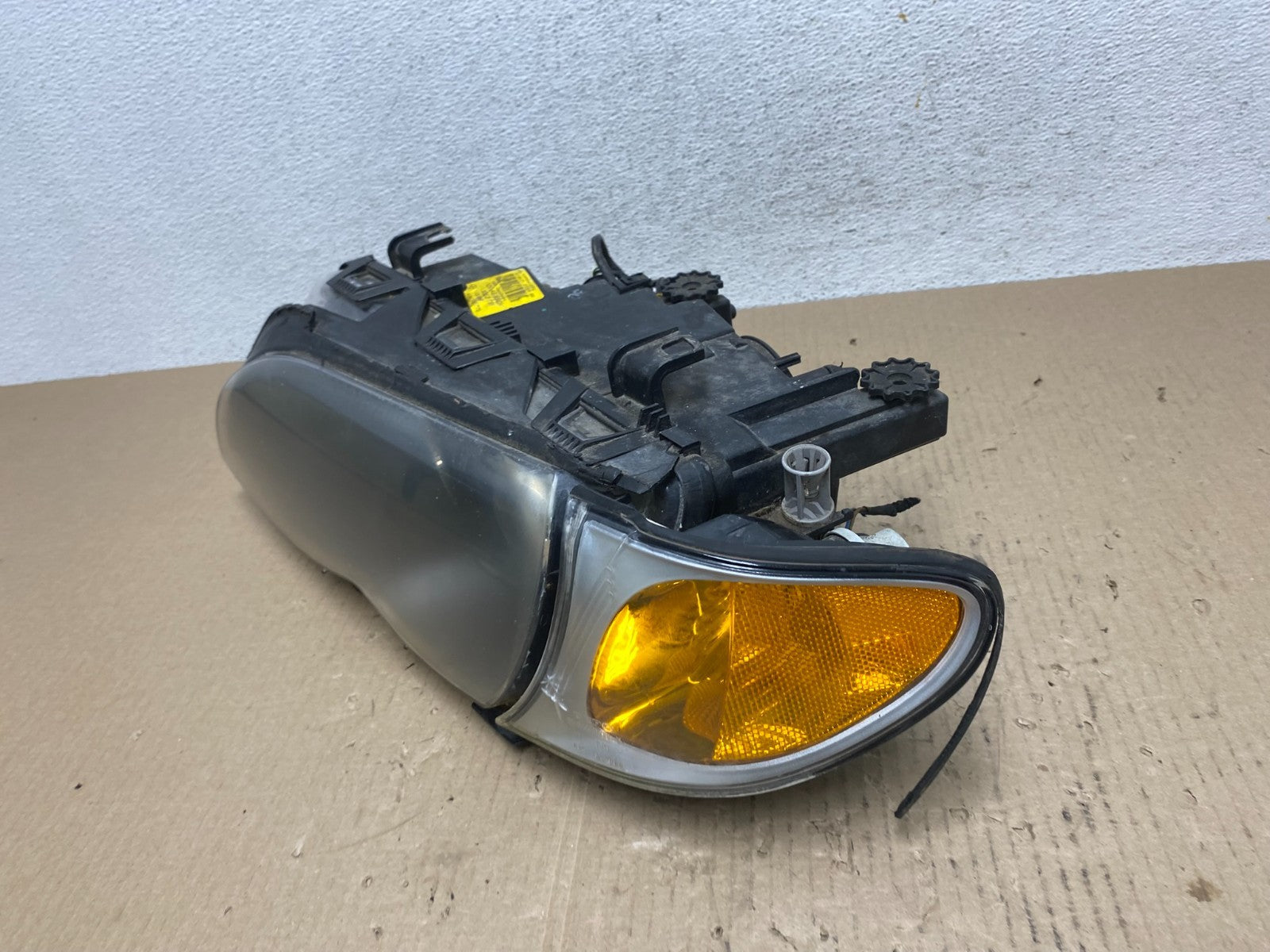 2002 to 2005 BMW 3 E46 Sedan Left Driver LH Xenon HID Headlight AE7064 DW1